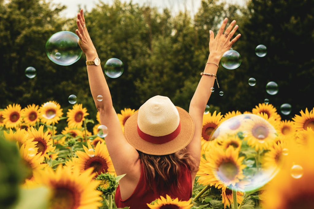 Noot. Door Andre Furtado, 2018, foto, Pexels. https://www.pexels.com/photo/woman-surrounded-by-sunflowers-1263986/